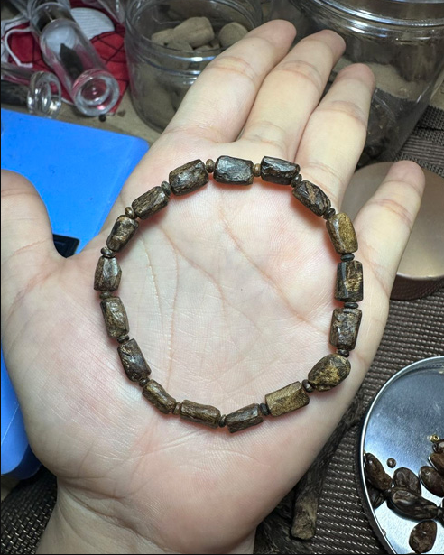 Vòng tay trầm hương tự nhiên.png